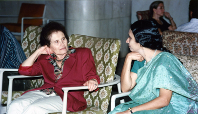 Marina Ratner having a leisurely conversation with Jyotsna Dani during the visit for the nternational Colloquium at TIFR, 1996. TIFR Archive