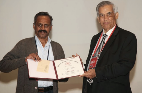 Kumaresan receiving the INSA Teachers Award, 2013