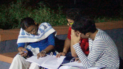 Students engrossed in a discussion after the day’s sessions