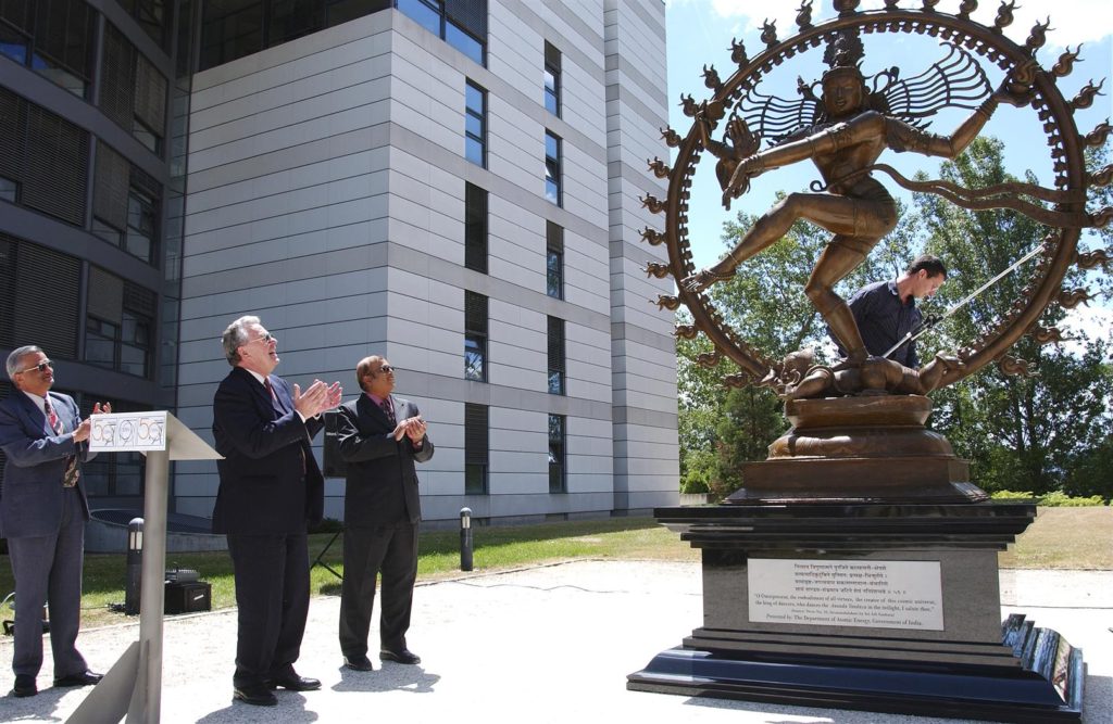 Unveiling of the statue of Śiva, an Indian gift to CERN in 2004. His Excellency K.M. Chandrasekhar, ambassador (WTO Geneva), Anil Kakodkar, chairman of the Atomic Energy Commission and CERN's director-general, Robert Aymar look on and applaud.