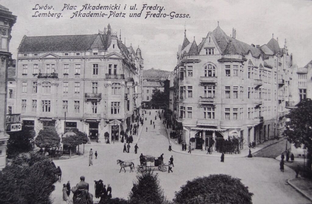 Academic Square in the city of Lvov, in 1915 – Café Roma is on the left, and the Scottish Café on the right.